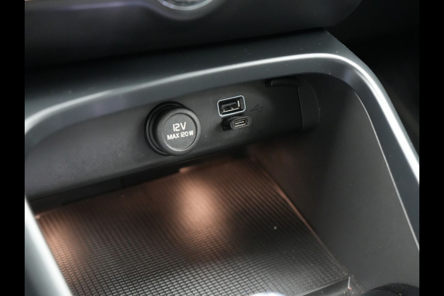 Volvo XC40 T4 Recharge Inscription 211pk PHEV Dealer O.H. | Trekhaak Af Fabriek | Adaptive Cruise | 360 Camera | Lederen Sportstoelen Memory & Verwarmd | Stuur Verwarmd | Apple Carplay | Keyless | Blis | Navigatie | DAB | Plug In Hybrid