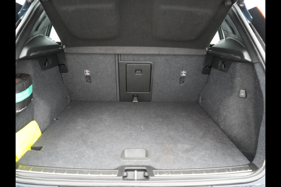 Volvo XC40 T4 Recharge Inscription 211pk PHEV Dealer O.H. | Trekhaak Af Fabriek | Adaptive Cruise | 360 Camera | Lederen Sportstoelen Memory & Verwarmd | Stuur Verwarmd | Apple Carplay | Keyless | Blis | Navigatie | DAB | Plug In Hybrid