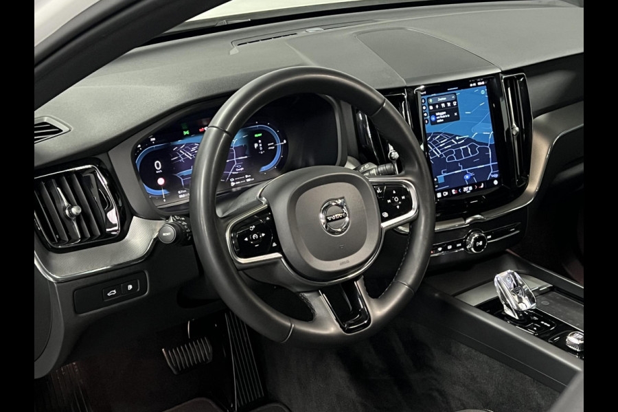 Volvo XC60 2.0 T6 Plug-in hybrid AWD Plus Dark Trekhaak | Adapt. cruise | Open dak | Stuur-/stoelverwarming | Achteruitrij camera | Memory | Carplay