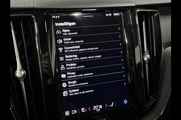 Volvo XC60 2.0 T6 Plug-in hybrid AWD Plus Dark Trekhaak | Adapt. cruise | Open dak | Stuur-/stoelverwarming | Achteruitrij camera | Memory | Carplay