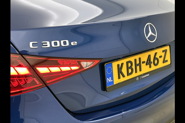 Mercedes-Benz C-Klasse 300 e AMG Plug-In Hybride Trekhaak | AMG LIne | Night Pakket | Memory Voorstoelen | Ledkoplampen | Inclusief 24 maanden Mercedes-Benz Certified garantie voor Europa.