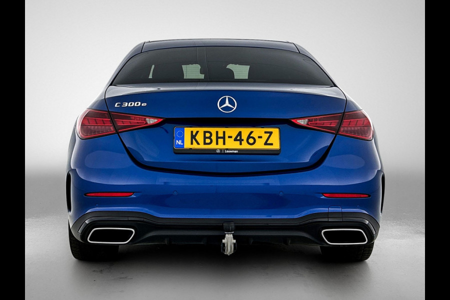 Mercedes-Benz C-Klasse 300 e AMG Plug-In Hybride Trekhaak | AMG LIne | Night Pakket | Memory Voorstoelen | Ledkoplampen | Inclusief 24 maanden Mercedes-Benz Certified garantie voor Europa.