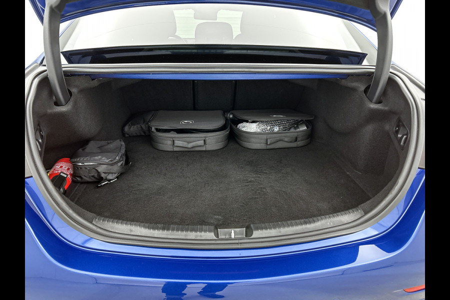 Mercedes-Benz C-Klasse 300 e AMG Plug-In Hybride Trekhaak | AMG LIne | Night Pakket | Memory Voorstoelen | Ledkoplampen | Inclusief 24 maanden Mercedes-Benz Certified garantie voor Europa.