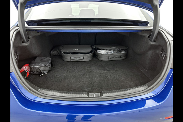 Mercedes-Benz C-Klasse 300 e AMG Plug-In Hybride Trekhaak | AMG LIne | Night Pakket | Memory Voorstoelen | Ledkoplampen | Inclusief 24 maanden Mercedes-Benz Certified garantie voor Europa.