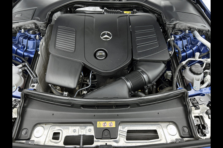 Mercedes-Benz C-Klasse 300 e AMG Plug-In Hybride Trekhaak | AMG LIne | Night Pakket | Memory Voorstoelen | Ledkoplampen | Inclusief 24 maanden Mercedes-Benz Certified garantie voor Europa.