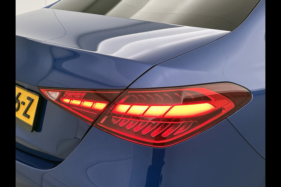 Mercedes-Benz C-Klasse 300 e AMG Plug-In Hybride Trekhaak | AMG LIne | Night Pakket | Memory Voorstoelen | Ledkoplampen | Inclusief 24 maanden Mercedes-Benz Certified garantie voor Europa.