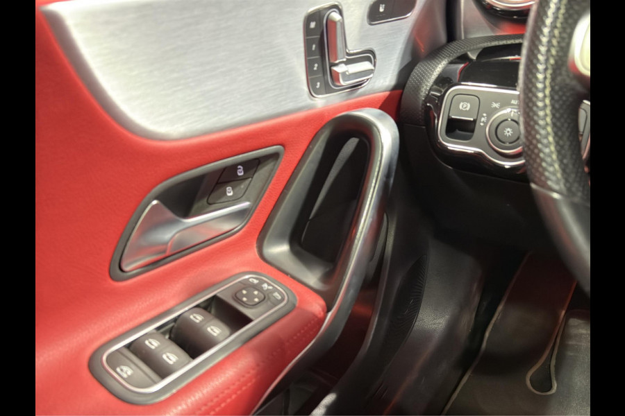 Mercedes-Benz CLA-Klasse 180 Premium Plus AMG-Line Panoramadak | Leder | Memory | Night-pakket | Keyless-Go | Multibeam LED |