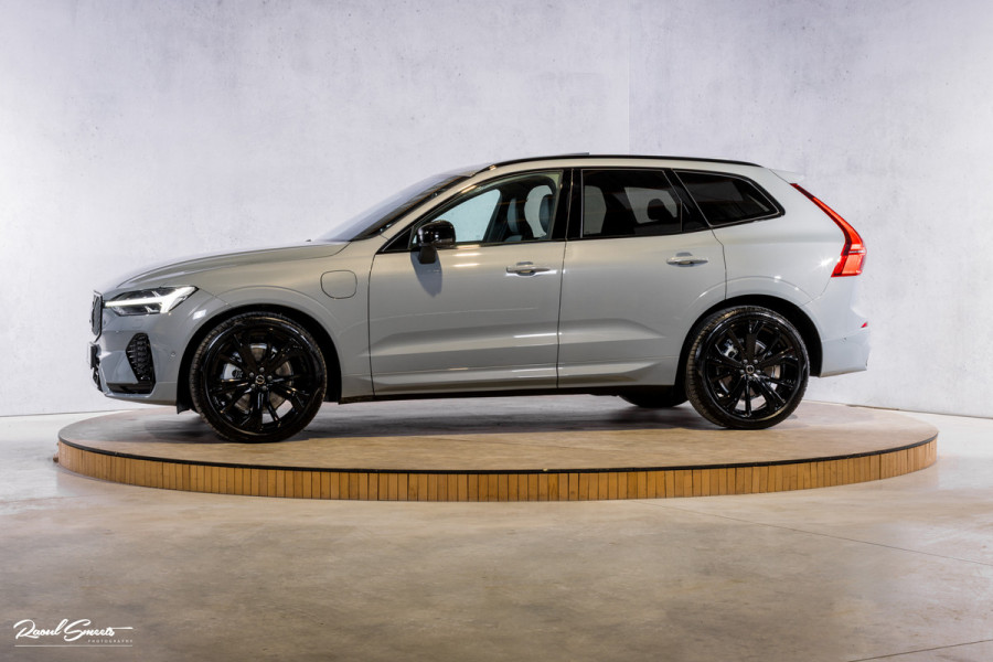 Volvo XC60 2.0 T8 Plug-in hybrid AWD Plus Black Edition Long Range | Zwenkbare trekhaak | Harman Kardon | Adaptieve cruise | Panorama dak | Nieuw |
