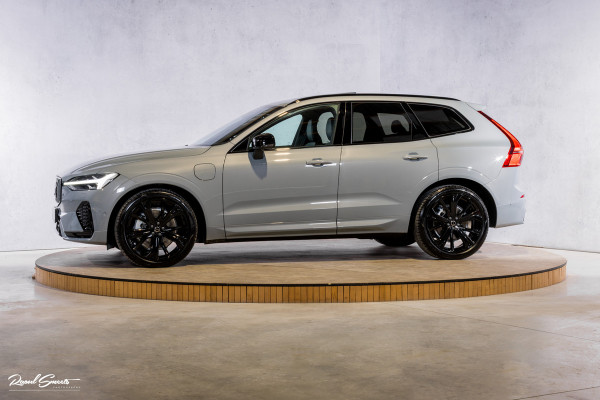 Volvo XC60 2.0 T8 Plug-in hybrid AWD Plus Black Edition Long Range | Zwenkbare trekhaak | Harman Kardon | Adaptieve cruise | Panorama dak | Nieuw |