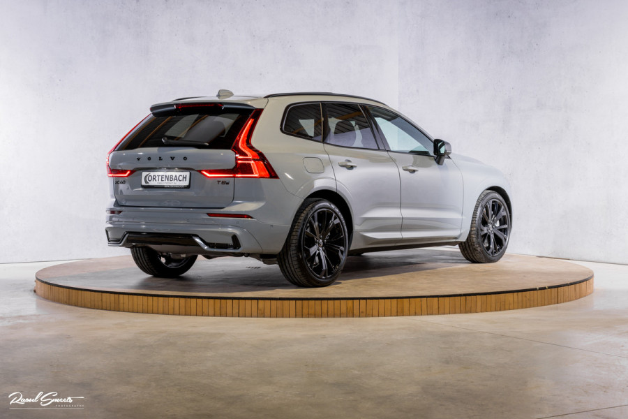 Volvo XC60 2.0 T8 Plug-in hybrid AWD Plus Black Edition Long Range | Zwenkbare trekhaak | Harman Kardon | Adaptieve cruise | Panorama dak | Nieuw |