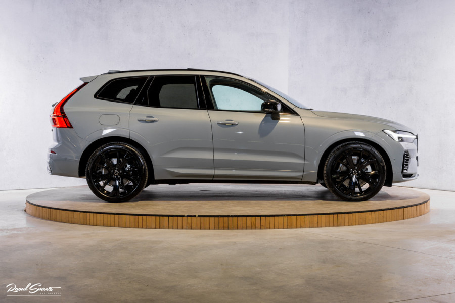 Volvo XC60 2.0 T8 Plug-in hybrid AWD Plus Black Edition Long Range | Zwenkbare trekhaak | Harman Kardon | Adaptieve cruise | Panorama dak | Nieuw |