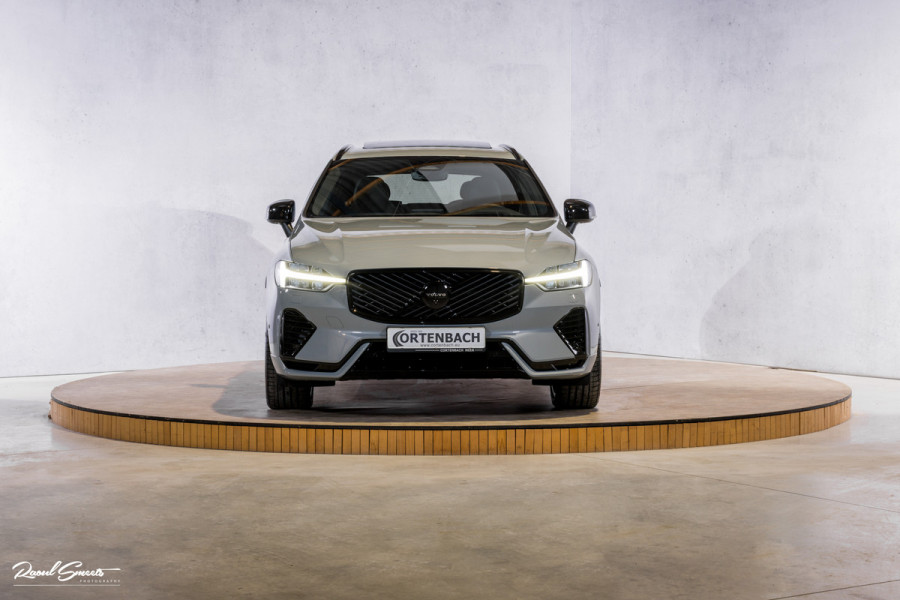 Volvo XC60 2.0 T8 Plug-in hybrid AWD Plus Black Edition Long Range | Zwenkbare trekhaak | Harman Kardon | Adaptieve cruise | Panorama dak | Nieuw |