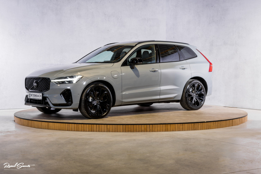 Volvo XC60 2.0 T8 Plug-in hybrid AWD Plus Black Edition Long Range | Zwenkbare trekhaak | Harman Kardon | Adaptieve cruise | Panorama dak | Nieuw |