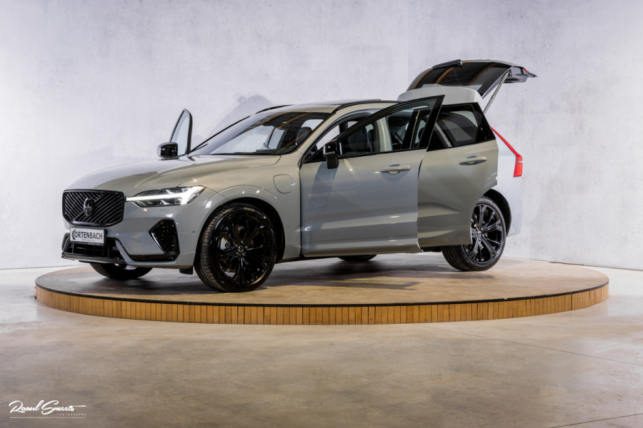 Volvo XC60 2.0 T8 Plug-in hybrid AWD Plus Black Edition Long Range | Zwenkbare trekhaak | Harman Kardon | Adaptieve cruise | Panorama dak | Nieuw |