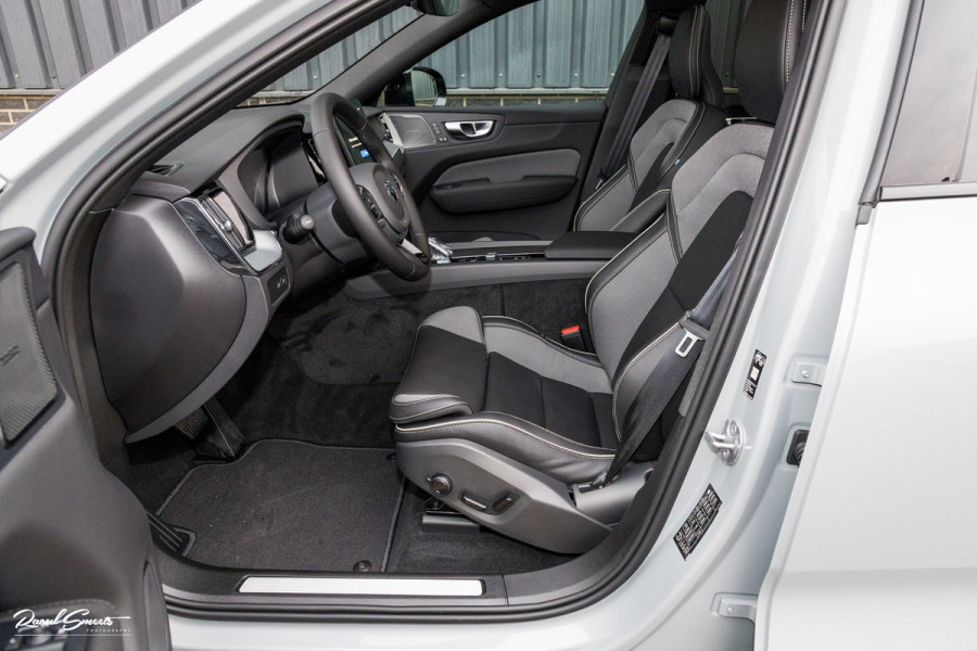 Volvo XC60 2.0 T8 Plug-in hybrid AWD Plus Black Edition Long Range | Zwenkbare trekhaak | Harman Kardon | Adaptieve cruise | Panorama dak | Nieuw |