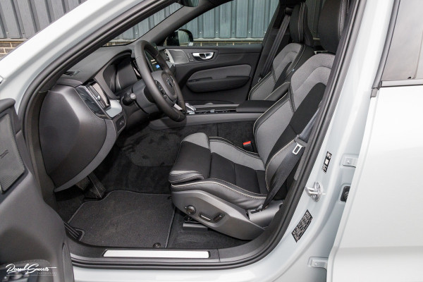 Volvo XC60 2.0 T8 Plug-in hybrid AWD Plus Black Edition Long Range | Zwenkbare trekhaak | Harman Kardon | Adaptieve cruise | Panorama dak | Nieuw |