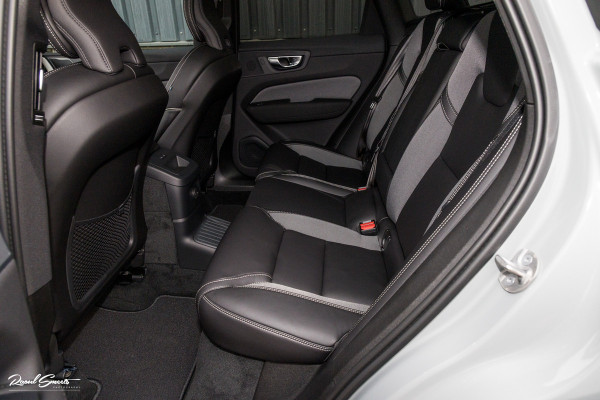 Volvo XC60 2.0 T8 Plug-in hybrid AWD Plus Black Edition Long Range | Zwenkbare trekhaak | Harman Kardon | Adaptieve cruise | Panorama dak | Nieuw |