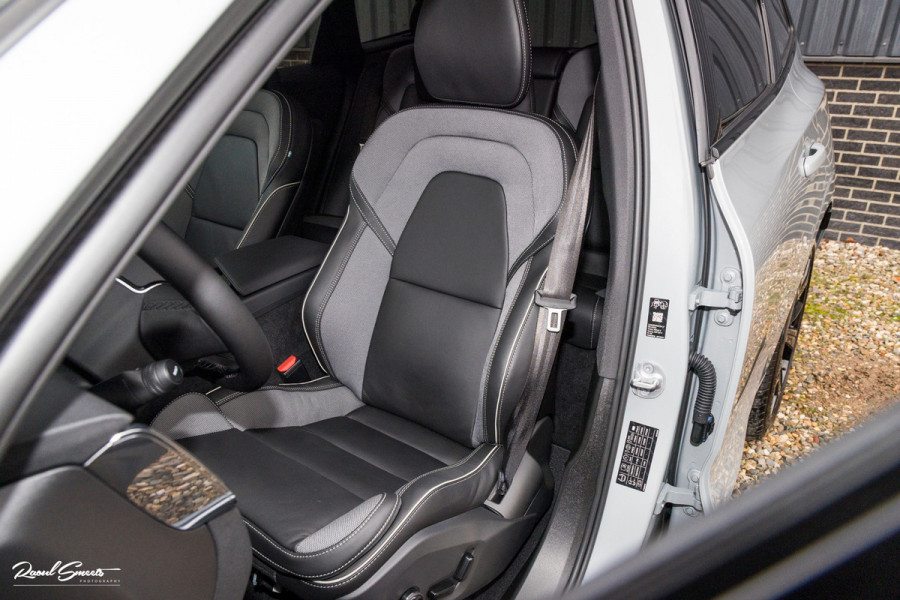 Volvo XC60 2.0 T8 Plug-in hybrid AWD Plus Black Edition Long Range | Zwenkbare trekhaak | Harman Kardon | Adaptieve cruise | Panorama dak | Nieuw |