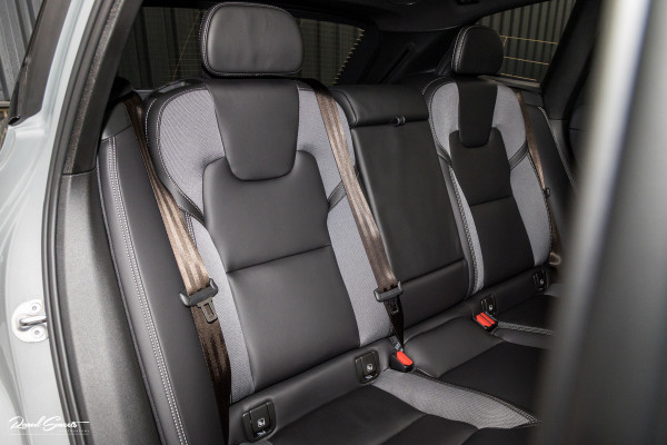 Volvo XC60 2.0 T8 Plug-in hybrid AWD Plus Black Edition Long Range | Zwenkbare trekhaak | Harman Kardon | Adaptieve cruise | Panorama dak | Nieuw |