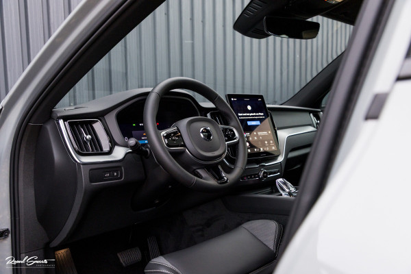 Volvo XC60 2.0 T8 Plug-in hybrid AWD Plus Black Edition Long Range | Zwenkbare trekhaak | Harman Kardon | Adaptieve cruise | Panorama dak | Nieuw |
