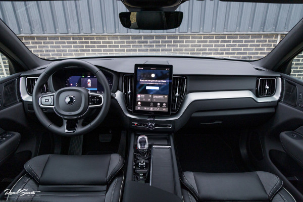 Volvo XC60 2.0 T8 Plug-in hybrid AWD Plus Black Edition Long Range | Zwenkbare trekhaak | Harman Kardon | Adaptieve cruise | Panorama dak | Nieuw |