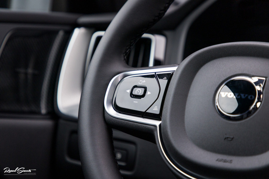 Volvo XC60 2.0 T8 Plug-in hybrid AWD Plus Black Edition Long Range | Zwenkbare trekhaak | Harman Kardon | Adaptieve cruise | Panorama dak | Nieuw |