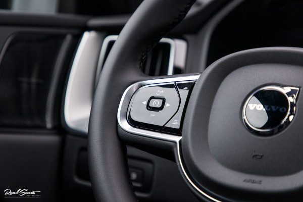 Volvo XC60 2.0 T8 Plug-in hybrid AWD Plus Black Edition Long Range | Zwenkbare trekhaak | Harman Kardon | Adaptieve cruise | Panorama dak | Nieuw |