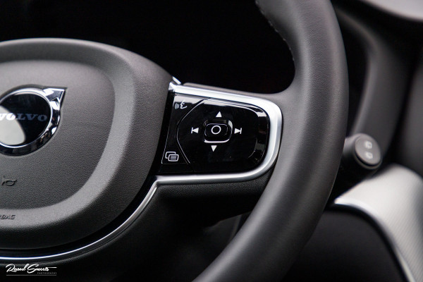 Volvo XC60 2.0 T8 Plug-in hybrid AWD Plus Black Edition Long Range | Zwenkbare trekhaak | Harman Kardon | Adaptieve cruise | Panorama dak | Nieuw |