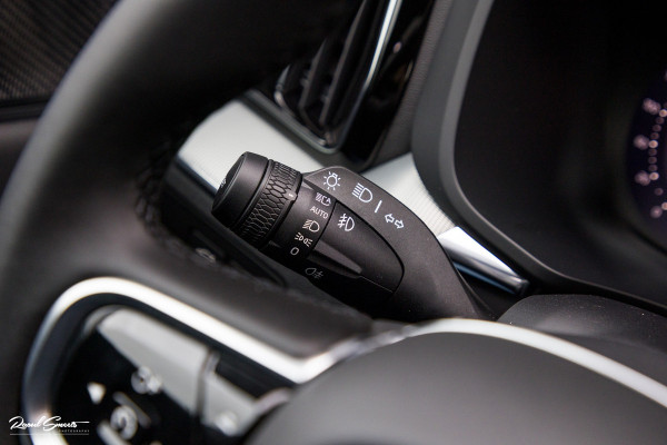 Volvo XC60 2.0 T8 Plug-in hybrid AWD Plus Black Edition Long Range | Zwenkbare trekhaak | Harman Kardon | Adaptieve cruise | Panorama dak | Nieuw |