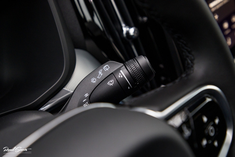 Volvo XC60 2.0 T8 Plug-in hybrid AWD Plus Black Edition Long Range | Zwenkbare trekhaak | Harman Kardon | Adaptieve cruise | Panorama dak | Nieuw |