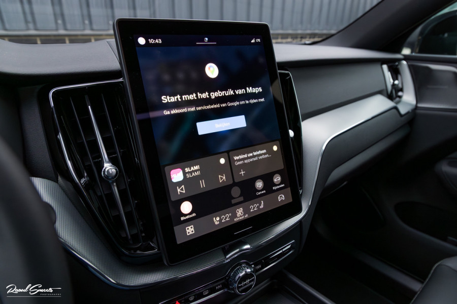 Volvo XC60 2.0 T8 Plug-in hybrid AWD Plus Black Edition Long Range | Zwenkbare trekhaak | Harman Kardon | Adaptieve cruise | Panorama dak | Nieuw |