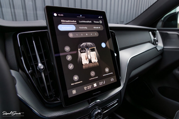 Volvo XC60 2.0 T8 Plug-in hybrid AWD Plus Black Edition Long Range | Zwenkbare trekhaak | Harman Kardon | Adaptieve cruise | Panorama dak | Nieuw |