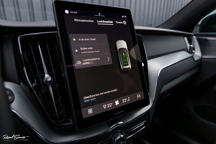 Volvo XC60 2.0 T8 Plug-in hybrid AWD Plus Black Edition Long Range | Zwenkbare trekhaak | Harman Kardon | Adaptieve cruise | Panorama dak | Nieuw |