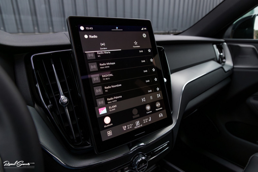 Volvo XC60 2.0 T8 Plug-in hybrid AWD Plus Black Edition Long Range | Zwenkbare trekhaak | Harman Kardon | Adaptieve cruise | Panorama dak | Nieuw |