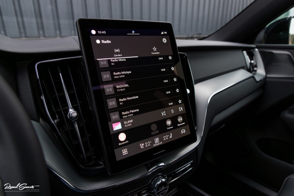 Volvo XC60 2.0 T8 Plug-in hybrid AWD Plus Black Edition Long Range | Zwenkbare trekhaak | Harman Kardon | Adaptieve cruise | Panorama dak | Nieuw |