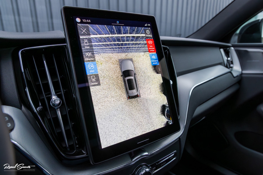 Volvo XC60 2.0 T8 Plug-in hybrid AWD Plus Black Edition Long Range | Zwenkbare trekhaak | Harman Kardon | Adaptieve cruise | Panorama dak | Nieuw |