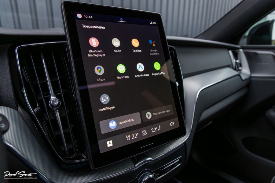 Volvo XC60 2.0 T8 Plug-in hybrid AWD Plus Black Edition Long Range | Zwenkbare trekhaak | Harman Kardon | Adaptieve cruise | Panorama dak | Nieuw |