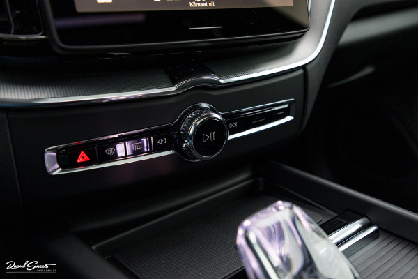 Volvo XC60 2.0 T8 Plug-in hybrid AWD Plus Black Edition Long Range | Zwenkbare trekhaak | Harman Kardon | Adaptieve cruise | Panorama dak | Nieuw |