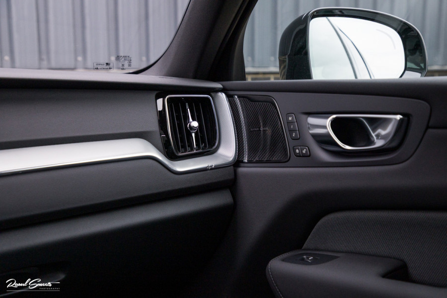 Volvo XC60 2.0 T8 Plug-in hybrid AWD Plus Black Edition Long Range | Zwenkbare trekhaak | Harman Kardon | Adaptieve cruise | Panorama dak | Nieuw |