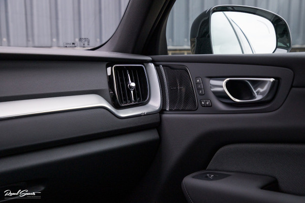 Volvo XC60 2.0 T8 Plug-in hybrid AWD Plus Black Edition Long Range | Zwenkbare trekhaak | Harman Kardon | Adaptieve cruise | Panorama dak | Nieuw |