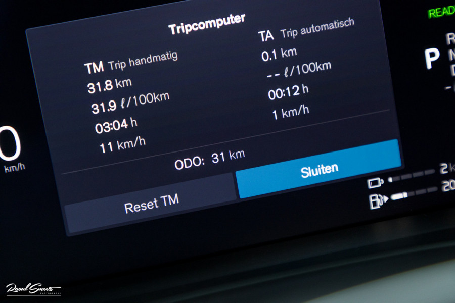 Volvo XC60 2.0 T8 Plug-in hybrid AWD Plus Black Edition Long Range | Zwenkbare trekhaak | Harman Kardon | Adaptieve cruise | Panorama dak | Nieuw |