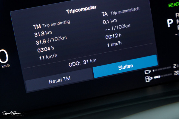 Volvo XC60 2.0 T8 Plug-in hybrid AWD Plus Black Edition Long Range | Zwenkbare trekhaak | Harman Kardon | Adaptieve cruise | Panorama dak | Nieuw |