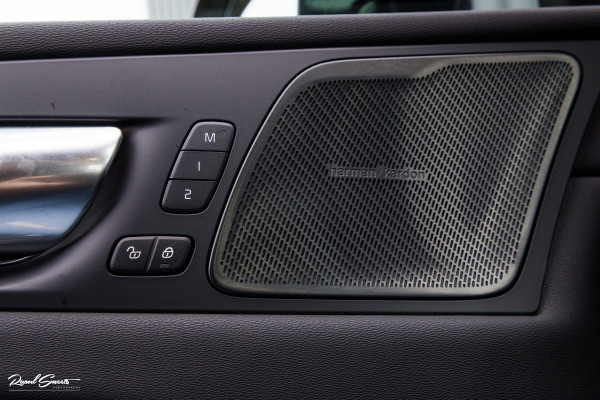 Volvo XC60 2.0 T8 Plug-in hybrid AWD Plus Black Edition Long Range | Zwenkbare trekhaak | Harman Kardon | Adaptieve cruise | Panorama dak | Nieuw |