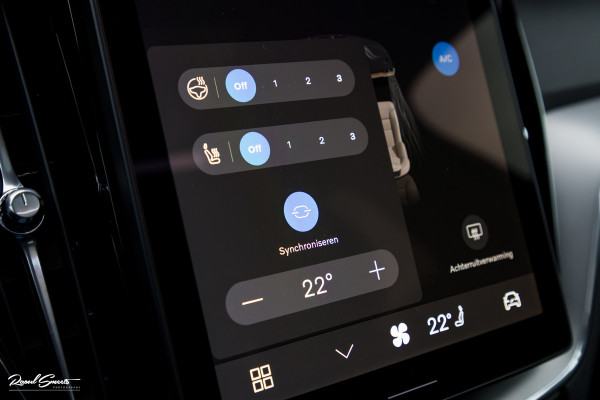 Volvo XC60 2.0 T8 Plug-in hybrid AWD Plus Black Edition Long Range | Zwenkbare trekhaak | Harman Kardon | Adaptieve cruise | Panorama dak | Nieuw |