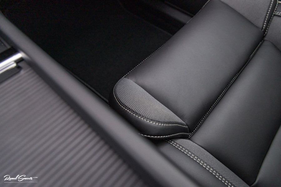 Volvo XC60 2.0 T8 Plug-in hybrid AWD Plus Black Edition Long Range | Zwenkbare trekhaak | Harman Kardon | Adaptieve cruise | Panorama dak | Nieuw |