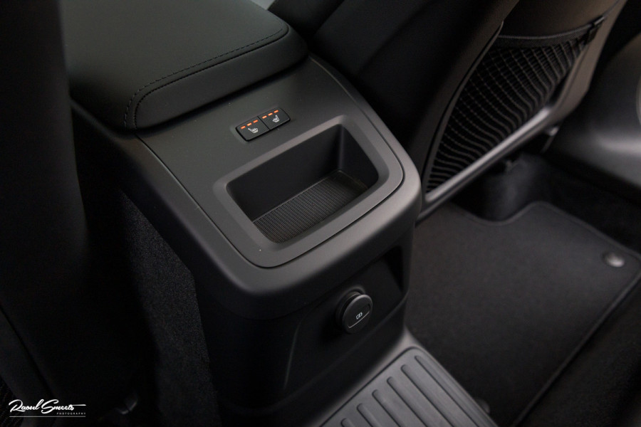 Volvo XC60 2.0 T8 Plug-in hybrid AWD Plus Black Edition Long Range | Zwenkbare trekhaak | Harman Kardon | Adaptieve cruise | Panorama dak | Nieuw |