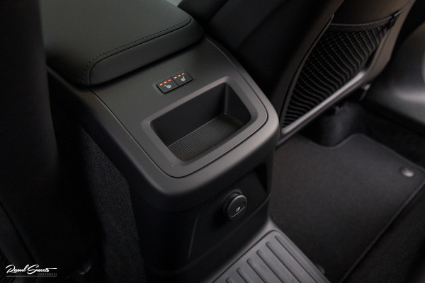 Volvo XC60 2.0 T8 Plug-in hybrid AWD Plus Black Edition Long Range | Zwenkbare trekhaak | Harman Kardon | Adaptieve cruise | Panorama dak | Nieuw |