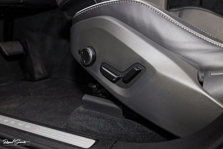 Volvo XC60 2.0 T8 Plug-in hybrid AWD Plus Black Edition Long Range | Zwenkbare trekhaak | Harman Kardon | Adaptieve cruise | Panorama dak | Nieuw |