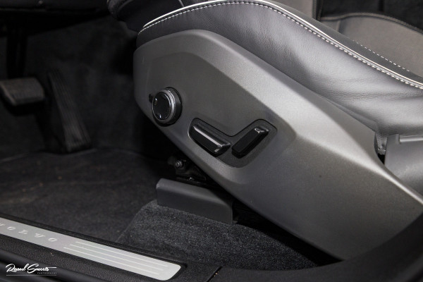 Volvo XC60 2.0 T8 Plug-in hybrid AWD Plus Black Edition Long Range | Zwenkbare trekhaak | Harman Kardon | Adaptieve cruise | Panorama dak | Nieuw |