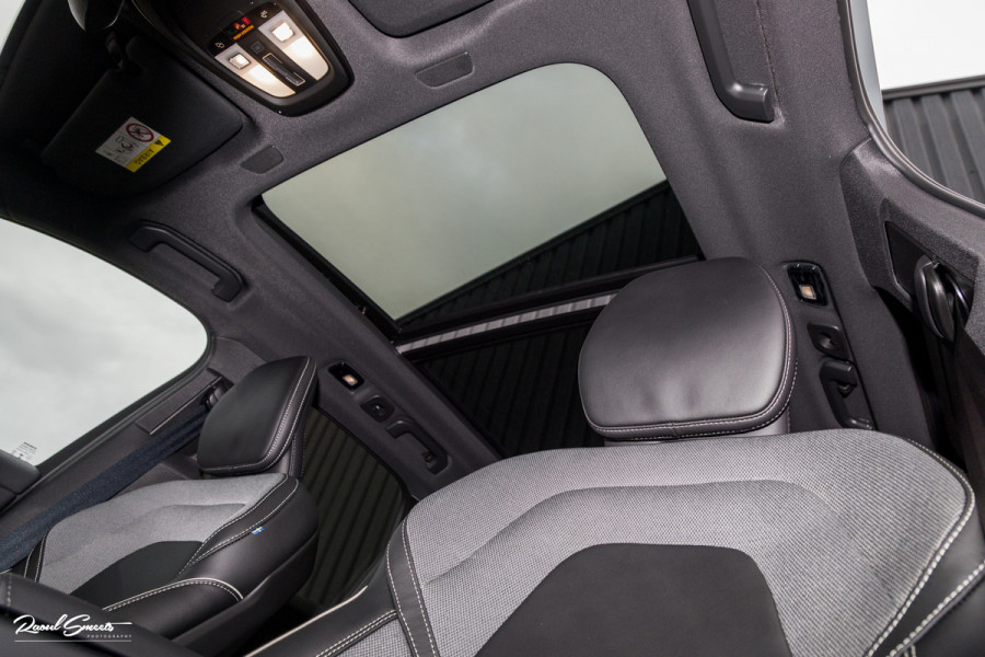 Volvo XC60 2.0 T8 Plug-in hybrid AWD Plus Black Edition Long Range | Zwenkbare trekhaak | Harman Kardon | Adaptieve cruise | Panorama dak | Nieuw |